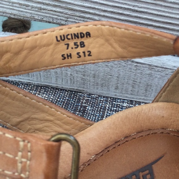 Earth woman’s size 7.5 tan sandal - Picture 6 of 7